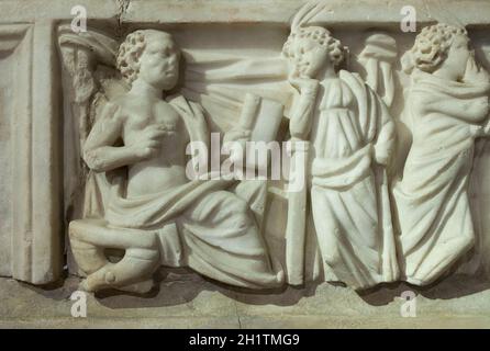 Lissabon, Portugal - 1. März 2020: Sarkophag-Fries, das Philosophen oder Schriftsteller und Musen darstellt. 3. Jahrhundert DC. Chelas, Portugal. National A Stockfoto