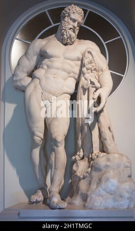 Cadiz, Spanien - 31. Mai 2019: Marmorstatue des Herkules Farnese. Nachbildung einer römischen Kopie von Glykon eines griechischen Originals von Lysippos. Museum Von Caus, Spanien Stockfoto