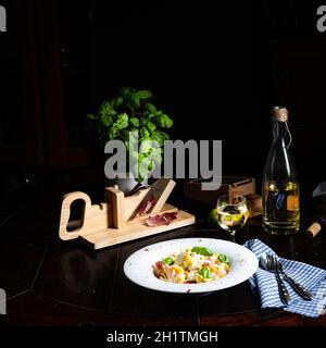 Tagliatelle mit Gorgonzola-Masarpone-Sauce und Schinken. Stockfoto