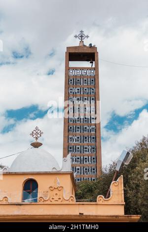 Glockenturm in der Kirche unserer Lieben Frau St. Mary of Zion, der heiligste Ort für alle orthodoxen Äthiopier in Axum, Äthiopien. Stockfoto