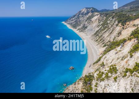 Lefkada, Griechenland. Abgelegener weißer Egremni-Strand mit einsamem Luxus-Yacht-Boot an der türkisfarbenen Bucht am Ionischen Meer Stockfoto