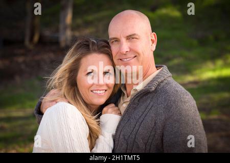 Attraktives Paar tragen Pullover draußen im Park. Stockfoto