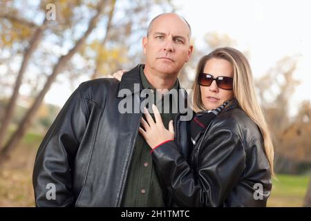 Ernsthafte attraktives Paar im Park mit Lederjacken. Stockfoto
