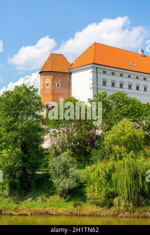 Sandomierz, Polen - 10. Juli 2020 : mittelalterliche Burg Sandomierz, erbaut am Hang der Weichsel bei Kasimir III. Dem Großen. Gotischer Turm bekannt Stockfoto