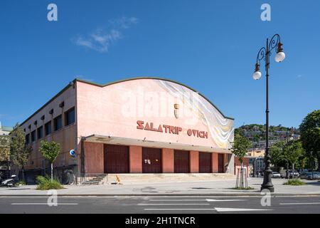 Triest, Italien. 3.Mai 2021. Die Außenansicht des Trippcovich-Hallengebäudes Stockfoto