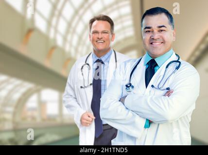 Gut aussehend männlichen Ärzte oder Krankenschwestern stehen innen Krankenhausgebäude. Stockfoto
