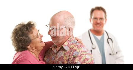 Glücklich Senior Liebespaar mit lächelnden, Arzt oder Krankenschwester hinter isoliert auf weißem Hintergrund. Stockfoto