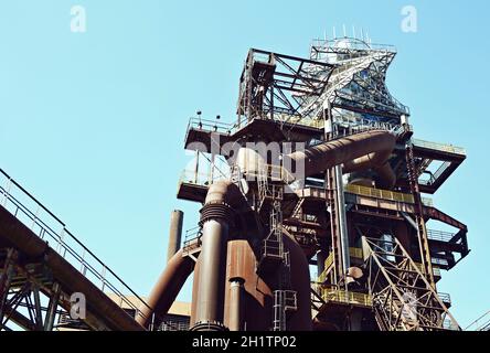 OSTRAVA, TSCHECHISCHE REPUBLIK - 21. APRIL 2019: Der Aussichtsturm Bolt Tower wurde über dem Hochofen Nummer 1 in Ostrava, Dolni Vitkovice indus, errichtet Stockfoto