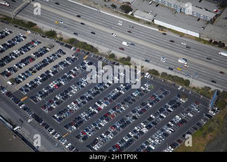 Parkplatz an der US 101 Autobahn, in der Nähe des Flughafens San Francisco, San Francisco, Kalifornien, USA - Luftaufnahme. Stockfoto