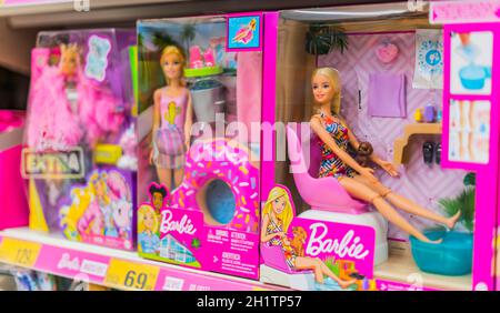POZNAN, POL - APR 28, 2021: Barbie-Puppen zum Verkauf in einem Ladenregal Stockfoto