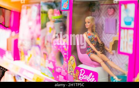 POZNAN, POL - APR 28, 2021: Barbie-Puppen zum Verkauf in einem Ladenregal Stockfoto