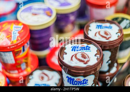 POZNAN, POL - APR 28, 2021: Eiscreme-Produkte in Aufmachung zum Verkauf in einem gewerblichen Kühlschrank Stockfoto