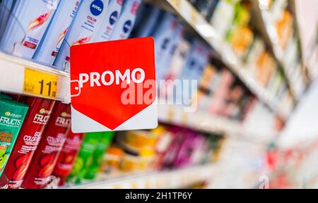 POZNAN, POL - APR 28, 2021: Kosmetik- und Hautpflegeprodukte, die in einem Supermarkt zum Verkauf angeboten werden Stockfoto