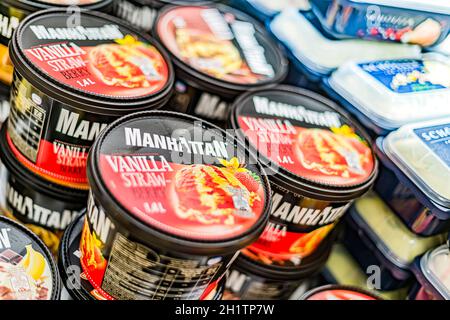 POZNAN, POL - APR 28, 2021: Eiscreme in Manhattan in Aufmachung zum Verkauf in einem handelsüblichen Kühlschrank Stockfoto