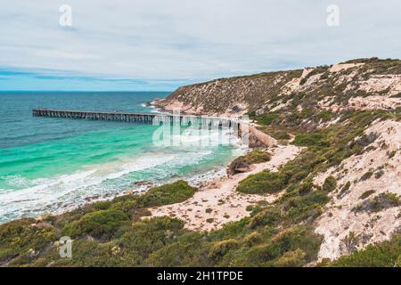 Stenhouse Bay Jetty mit Menschen, die vom Aussichtspunkt im Inneston Park, Yorke Peninsula, Südaustralien, aus gesehen werden Stockfoto