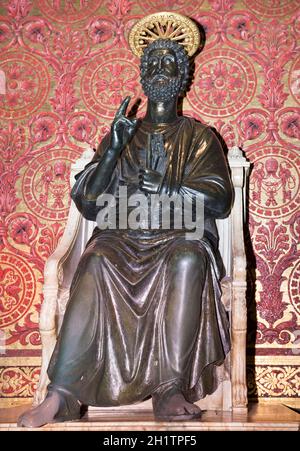 Vatikan, Italien-April 04, 2014:Statue von St. Peter machte Arnolfo di Cambio im 13. Jahrhundert Stockfoto