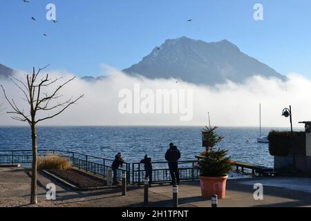 Herbstlicher Nebel über dem Traunsee, im Hintergrund der Traunstein, Österreich, Europa - Herbstnebel über dem Traunsee, im Hintergrund die Traunste Stockfoto