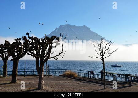 Herbstlicher Nebel über dem Traunsee, im Hintergrund der Traunstein, Österreich, Europa - Herbstnebel über dem Traunsee, im Hintergrund die Traunste Stockfoto