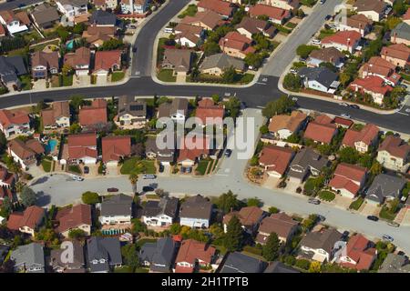 Antenne von Häusern in Woodbridge Circle, Belmont, San Mateo, San Francisco, Kalifornien, USA. Stockfoto