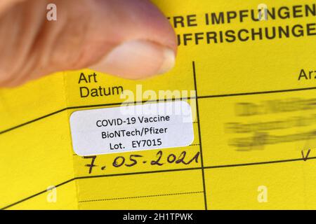 Impfpass und Bestätigung für Corona-Impfung mit Impfstoff von BioNTech Pfizer in Österreich - Impfpass und Bestätigung für Corona-Impfung Stockfoto