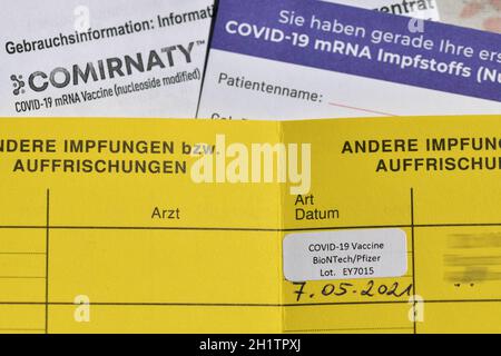 Impfpass und Bestätigung für Corona-Impfung mit Impfstoff von BioNTech Pfizer in Österreich - Impfpass und Bestätigung für Corona-Impfung Stockfoto