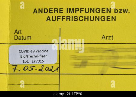 Impfpass und Bestätigung für Corona-Impfung mit Impfstoff von BioNTech Pfizer in Österreich - Impfpass und Bestätigung für Corona-Impfung Stockfoto