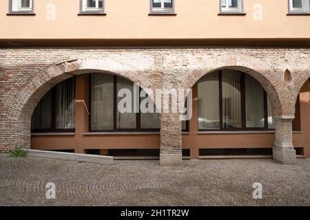 Cividale del Friuli, Italien. 5. Mai 2021. Die Bögen der alten Mauern beim Bau eines modernen Gebäudes im historischen Zentrum der Stadt Stockfoto