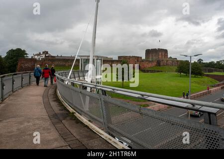 Carlisle, Cumbria, Großbritannien, August 2020 - Menschen, die über die Fußgängerüberführung zum Schloss in der Stadt Carlisle, Cumbria, Großbritannien, gehen Stockfoto