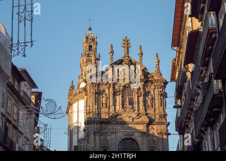 Kirche und Turm von Clérigos – Igreja e Torre dos Clérigos – von der Rua dos Clérigos – Porto aus gesehen Stockfoto