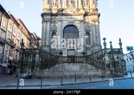 Kirche von Clérigos – Igreja Clérigos – von der Rua dos Clérigos – Porto aus gesehen Stockfoto