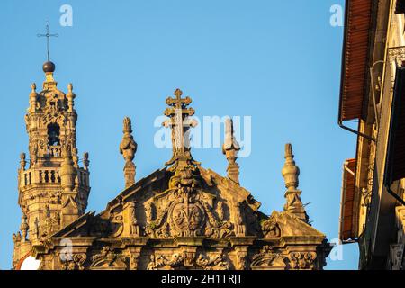 Kirche und Turm von Clérigos – Igreja e Torre dos Clérigos – von der Rua dos Clérigos – Porto aus gesehen Stockfoto