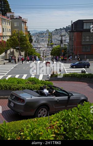 Ford Mustang konvertierbar in der Lombard Street (angeblich die krummste Straße der Welt), Russian Hill, San Francisco, Kalifornien, USA Stockfoto