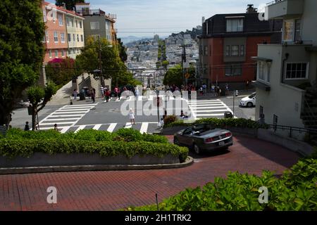 Ford Mustang konvertierbar in der Lombard Street (angeblich die krummste Straße der Welt), Russian Hill, San Francisco, Kalifornien, USA Stockfoto