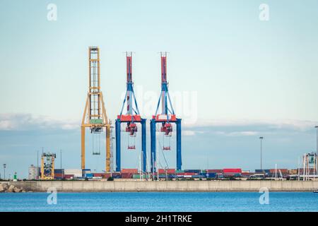 Frachtkrane Hafen Skyline bereit, Container auf Schiffen zu laden Transport und Logistik, Export, Warenverkehr Stockfoto