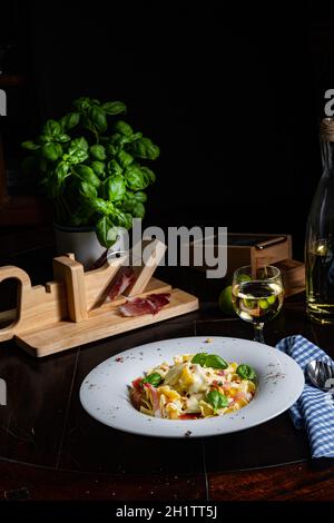 Tagliatelle mit Gorgonzola-Masarpone-Sauce und Schinken. Stockfoto