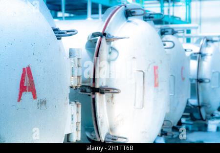 Hochdruck-Verarbeitung oder Hochhydrostatik-Druckmaschine für Lebensmittel. Metalltank in der Lebensmittelfabrik. Lebensmittelkonservierung von pasteur Stockfoto