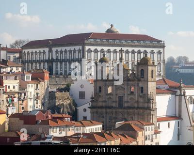 Blick vom Aussichtspunkt Miradouro da Vitoria auf die Kirche Sao Lourenco – Igreja de Sao Lourenco – und den Erzbischöflichen Palast – Porto Stockfoto