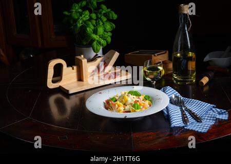 Tagliatelle mit Gorgonzola-Masarpone-Sauce und Schinken. Stockfoto
