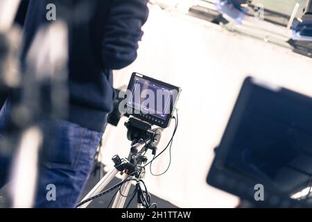 Männliche Kameramann einen Film Kamera in ein TV-Studio Stockfoto