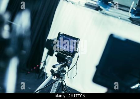 Filmkamera mit lcd-Bildschirm auf einem Stativ in einem Fernsehstudio Stockfoto