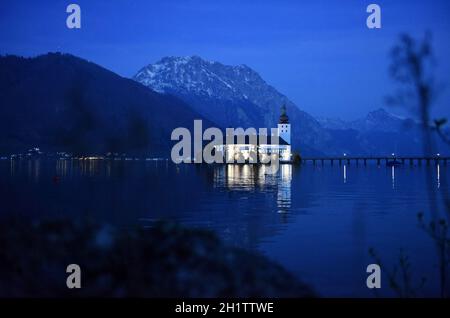 Seeschloss Ort am Traunsee zur blauen Stunde, Österreich, Europa - Seenburg Ort am Traunsee zur blauen Stunde, Österreich, Europa Stockfoto