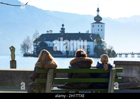 Sonnenanbeterinnen im Herbst/Winter vor dem Schloss Ort am Traunsee, Österreich, Europa - Sonnenanbeter im Herbst / Winter vor Schloss Ort am Stockfoto