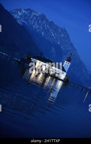 Seeschloss Ort am Traunsee zur blauen Stunde, Österreich, Europa - Seenburg Ort am Traunsee zur blauen Stunde, Österreich, Europa Stockfoto