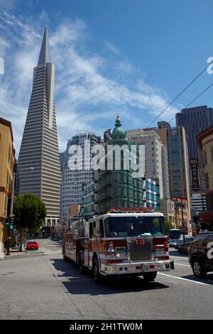 Feuerwehrauto, Transamerica Pyramid-Wolkenkratzer aus dem Jahr 1972 und kupfergrüner Columbus Tower (auch bekannt als Sentinel Building) aus dem Jahr 1907, im Stadtzentrum von San Francisco, ca. Stockfoto