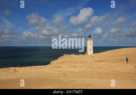 Der alte Leuchtturm teilweise durch einen hohen Sanddünen bedeckt. Rubjerg Knude, Dänemark. Stockfoto