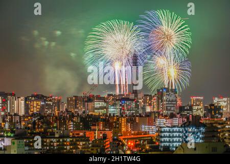 Skyline von Yokohama und Feuerwerk (Minato Mirai Smart Festival). Drehort: Yokohama-Stadt kanagawa Präfektur Stockfoto