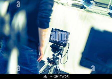 Männliche Kameramann einen Film Kamera in ein TV-Studio Stockfoto