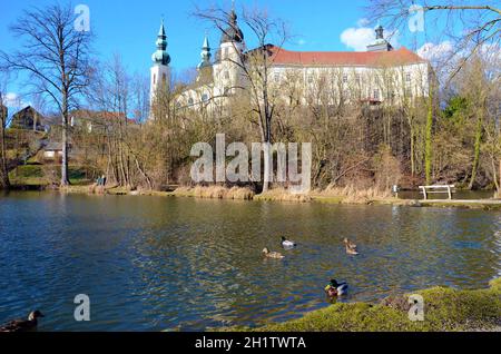 Teich beim Kloster Puchheim im Frühjahr, Österreich, Europa - Teich im Kloster Puchheim im Frühjahr, Österreich, Europa Stockfoto