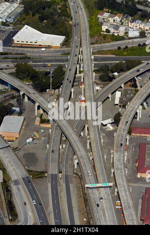 Luftaufnahme des Autobahnkreuzes Alemany Maze, James Lick Freeway (aka U.S. Route 101, US 101, Bayshore Freeway), San Francisco, Kalifornien, USA - Luftaufnahme Stockfoto