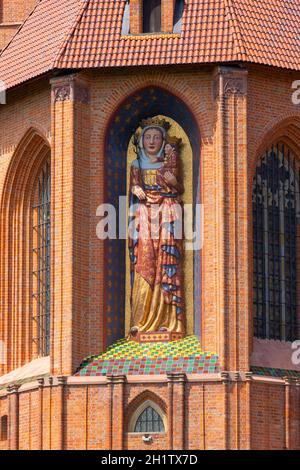 Malbork, Polen - 25. Juni 2020: Schloss Malbork aus dem 13. Jahrhundert, mittelalterliche, teutonische Festung am Nogat, Blick auf die Burgkapelle. Es ist das größte Stockfoto